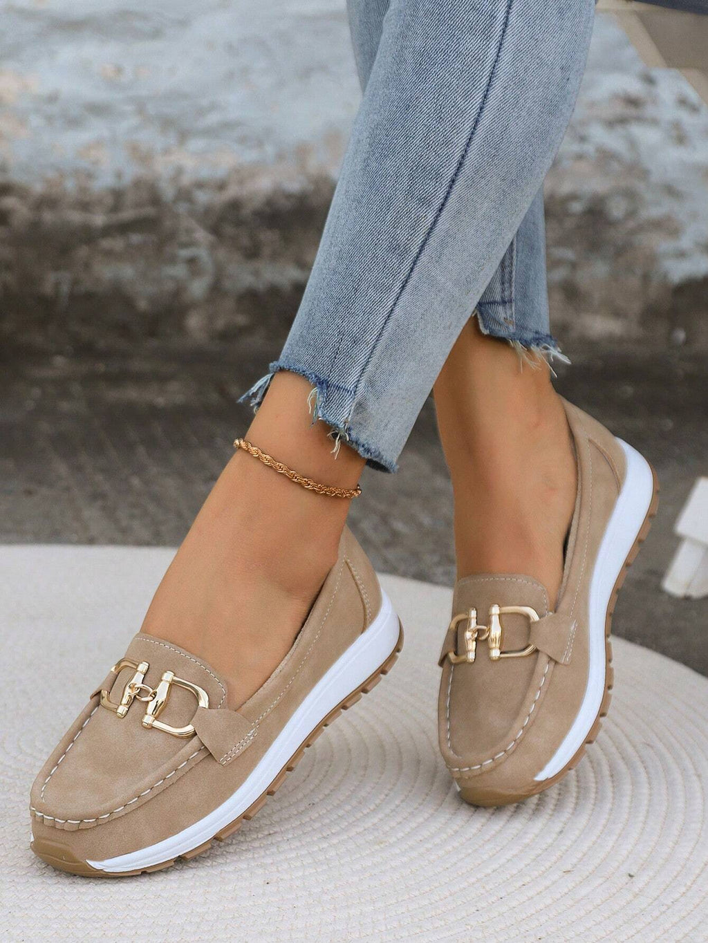 Dames Beige Comfort Loafers | Elegante Slip-On Instappers met Gouden Gesp 0