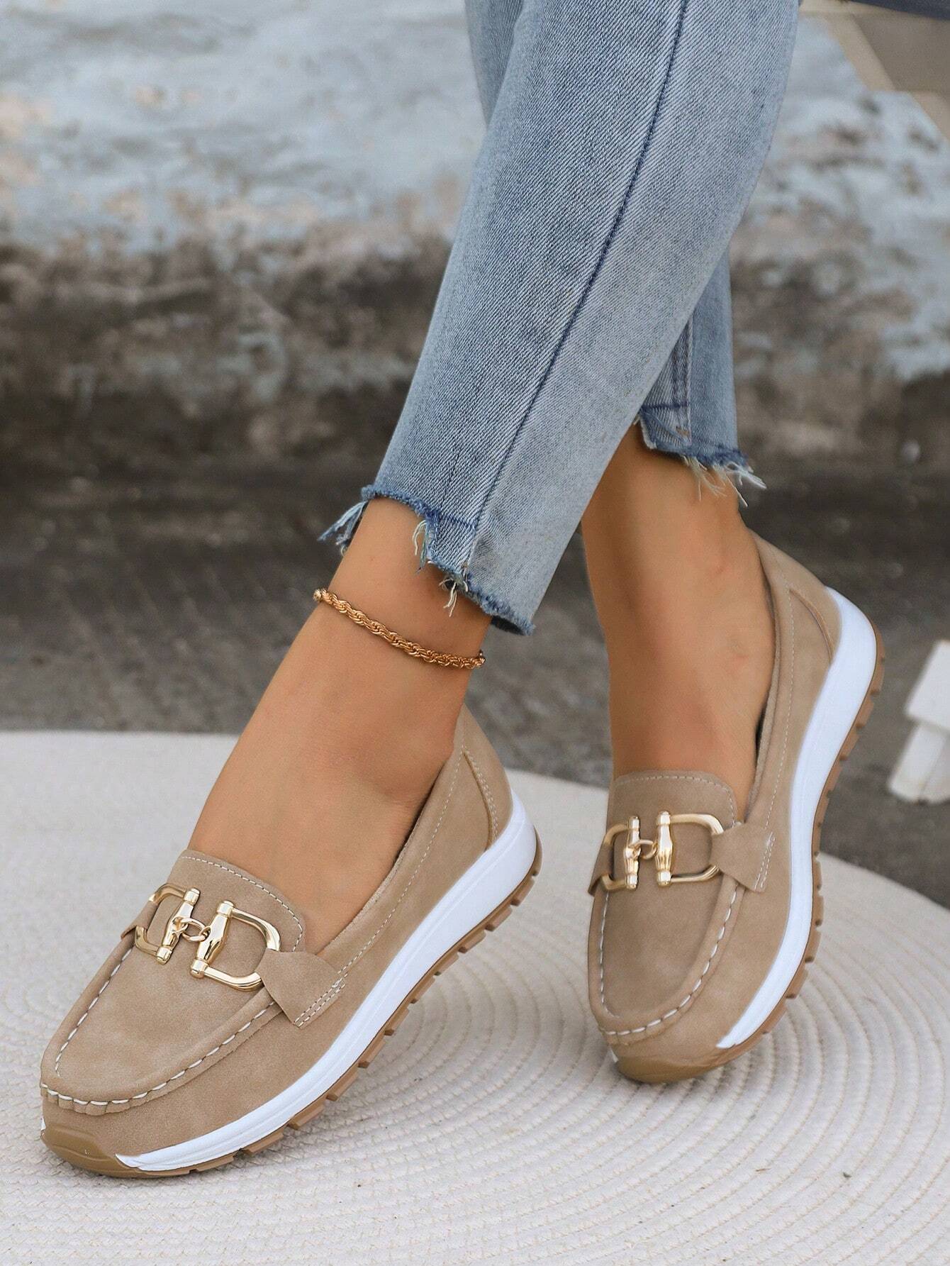 Dames Beige Comfort Loafers | Elegante Slip-On Instappers met Gouden Gesp 0