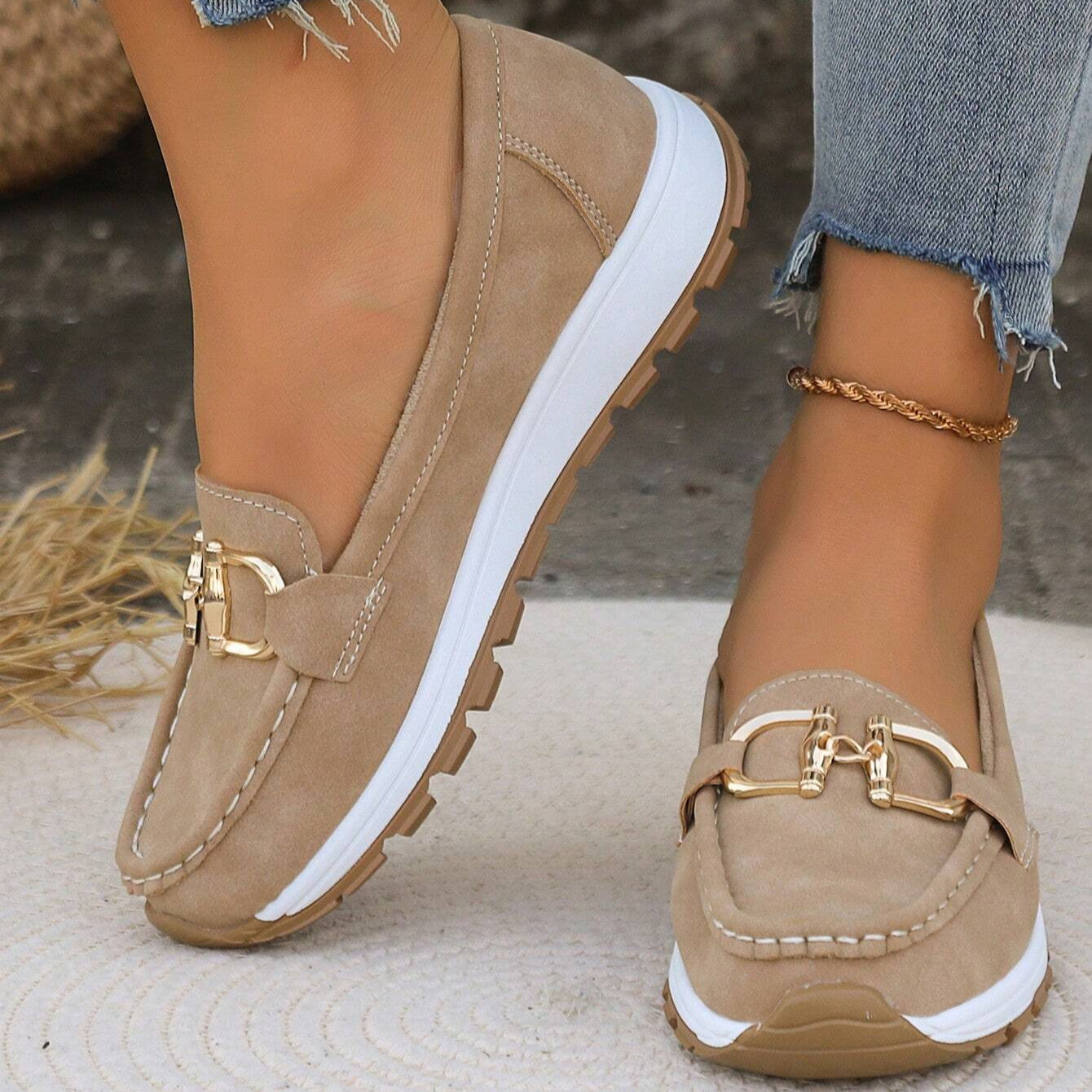 Dames Beige Comfort Loafers | Elegante Slip-On Instappers met Gouden Gesp 1