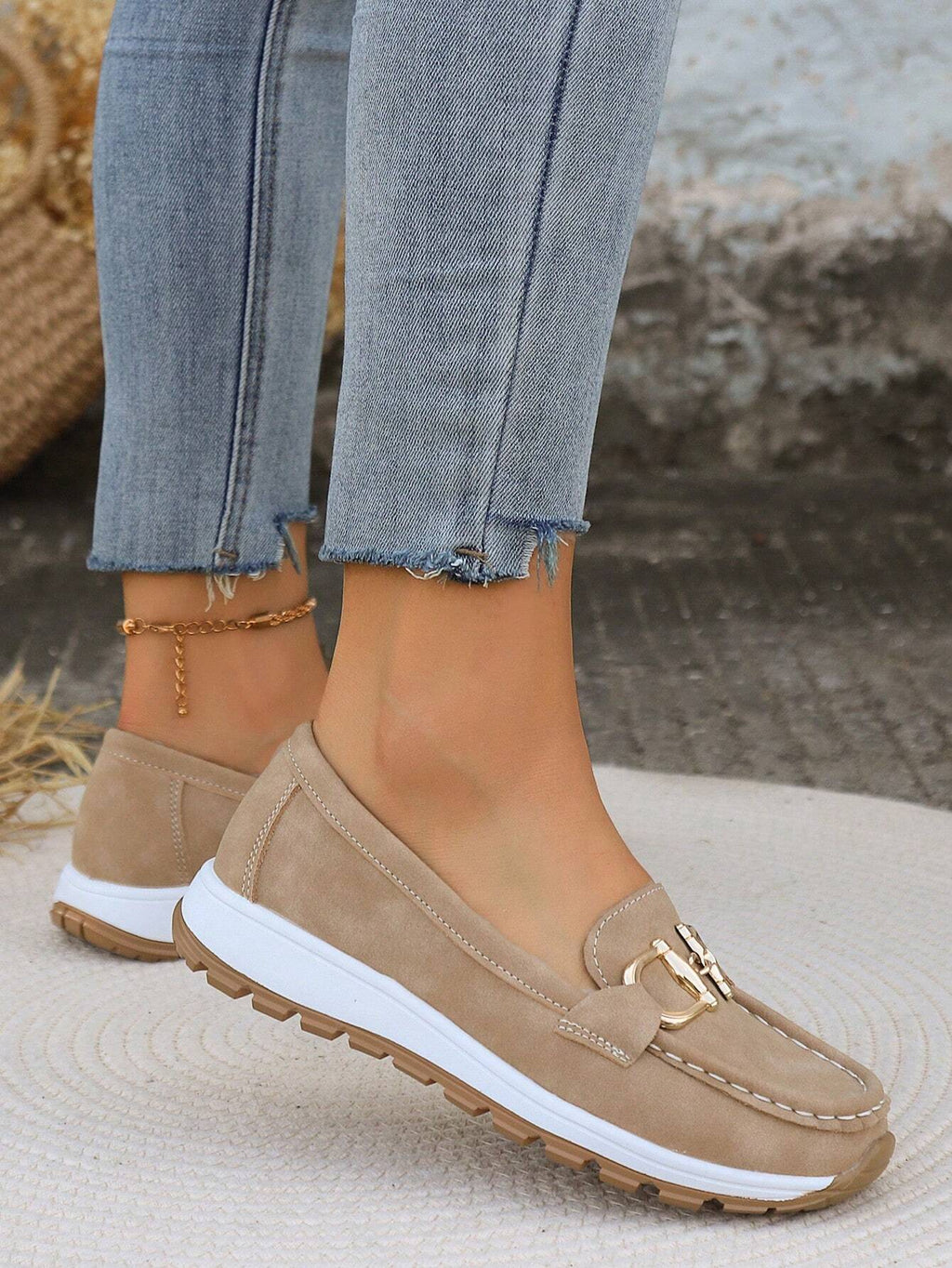 Dames Beige Comfort Loafers | Elegante Slip-On Instappers met Gouden Gesp 3