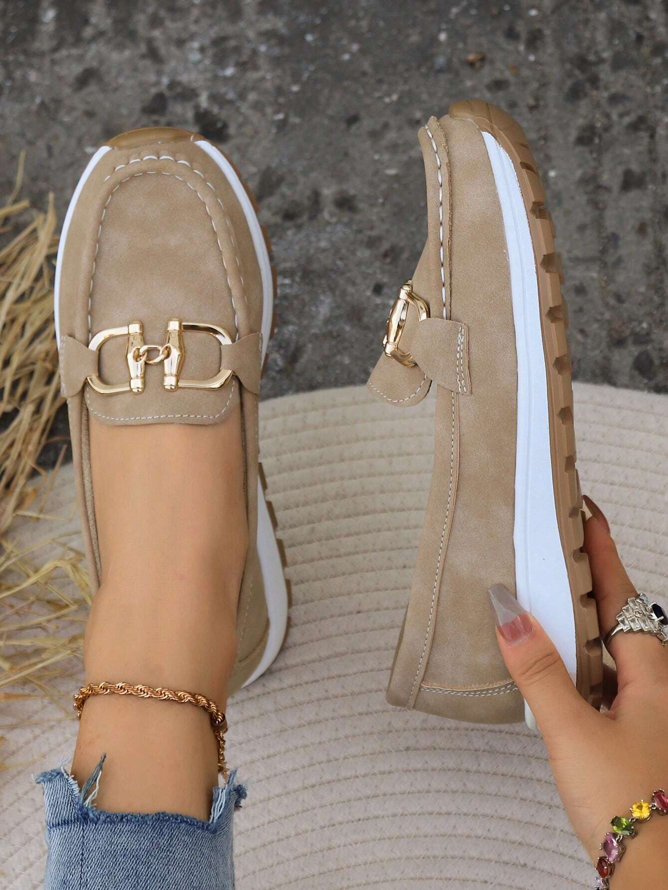Dames Beige Comfort Loafers | Elegante Slip-On Instappers met Gouden Gesp 4