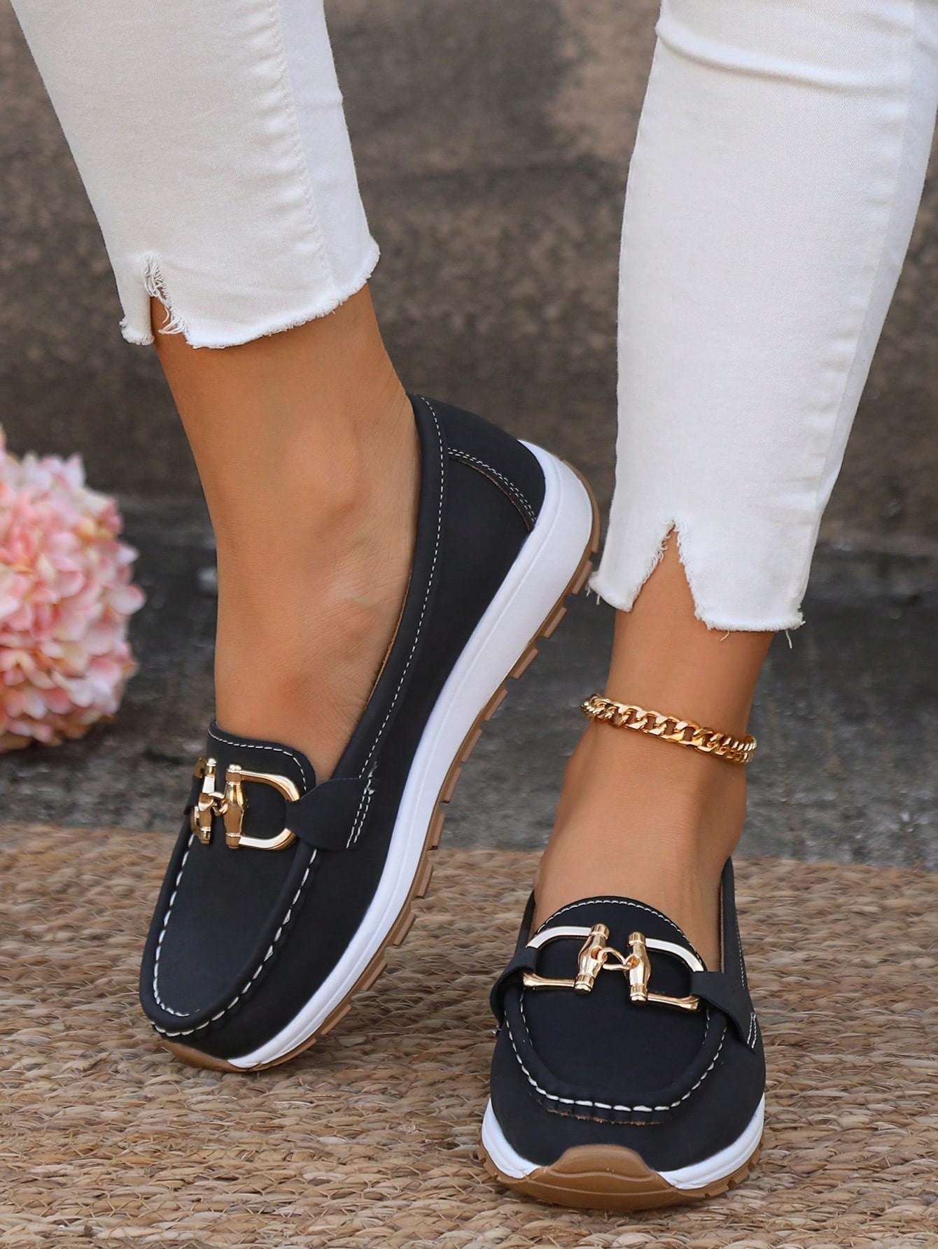 Dames Beige Comfort Loafers | Elegante Slip-On Instappers met Gouden Gesp 6