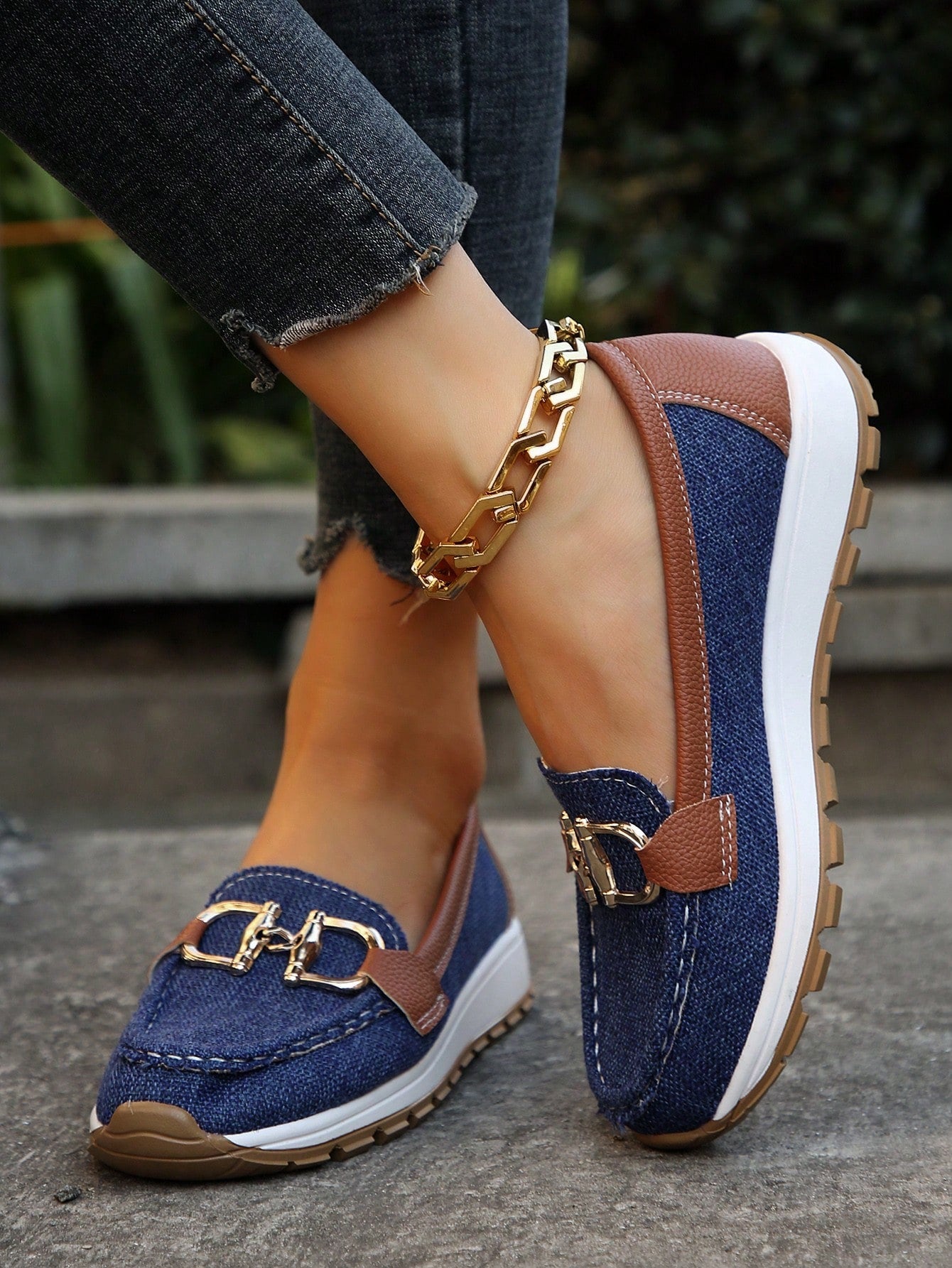 Dames Beige Comfort Loafers | Elegante Slip-On Instappers met Gouden Gesp 7