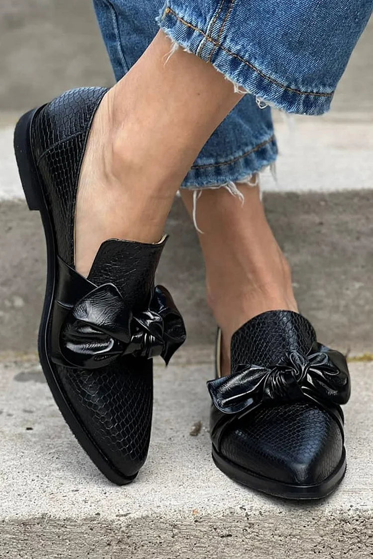 Dames Zwarte Textured Instappers | Elegante Slip-On Loafers met Strik 2