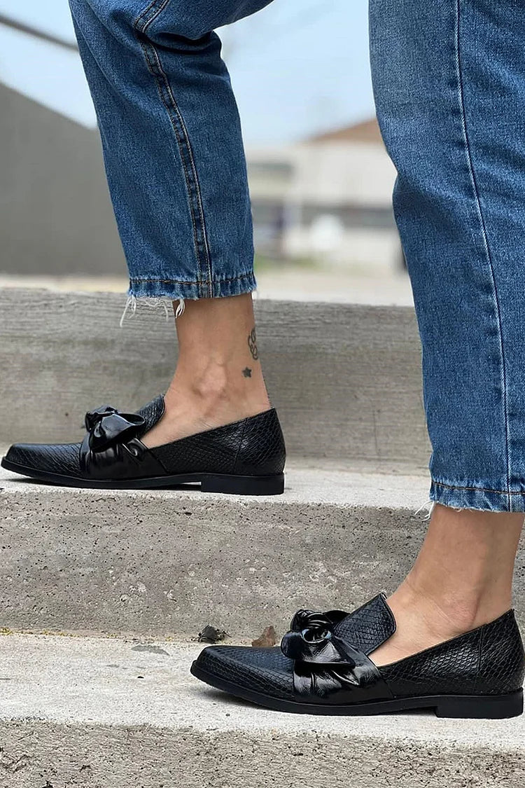 Dames Zwarte Textured Instappers | Elegante Slip-On Loafers met Strik 3