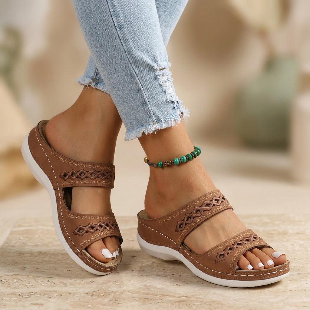 Professional e-commerce product photography, edit the provided images. Use the provided image as the product. Preserve the exact product shape, logo, colors, textures, and proportions. Do not alter, reshape, recolor, or add features to the product. 85mm portrait lens, shallow depth of field, soft bokeh background. high resolution, commercial quality, sharp focus

deze ook unnieke foto maken