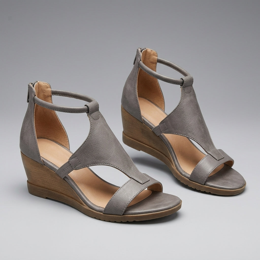 Professional e-commerce product photography, edit the provided images. Use the provided image as the product. Preserve the exact product shape, logo, colors, textures, and proportions. Do not alter, reshape, recolor, or add features to the product. clean studio backdrop, neutral grey gradient, flat even lighting, minimal shadows. close-up shot, head and neck, face and collar visible. high resolution, commercial quality, sharp focus

MAAK EEN ANDERE MOOIE FOTO ER VAN