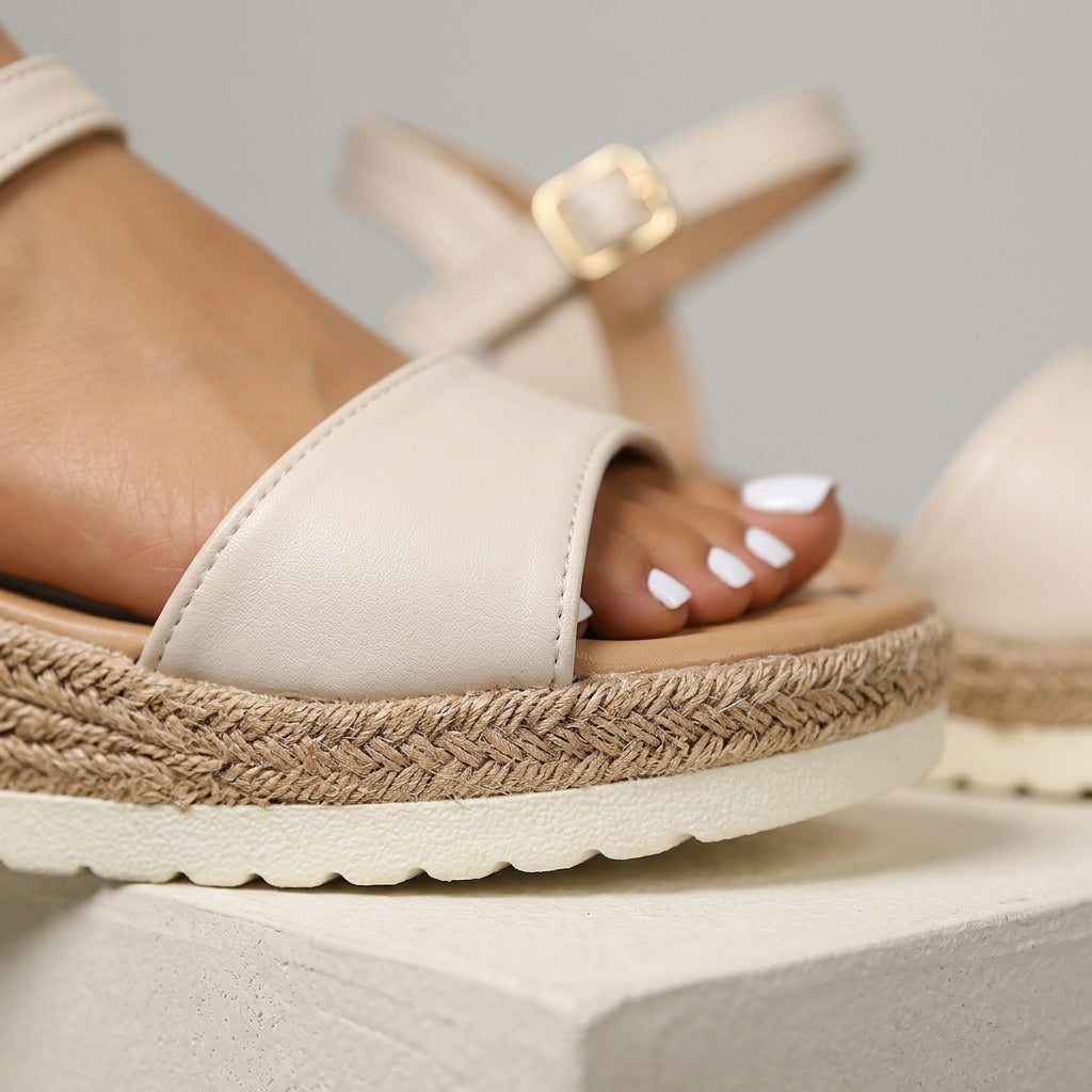 Professional e-commerce product photography, edit the provided images. Use the provided image as the product. Preserve the exact product shape, logo, colors, textures, and proportions. Do not alter, reshape, recolor, or add features to the product. macro close-up lens, extreme detail, very shallow depth of field. high resolution, commercial quality, sharp focus

MAAK EEN ANDERE MOOIE FOTO ER VAN EN HET MOET IN EEN FOTOSTUDIO ZIJN